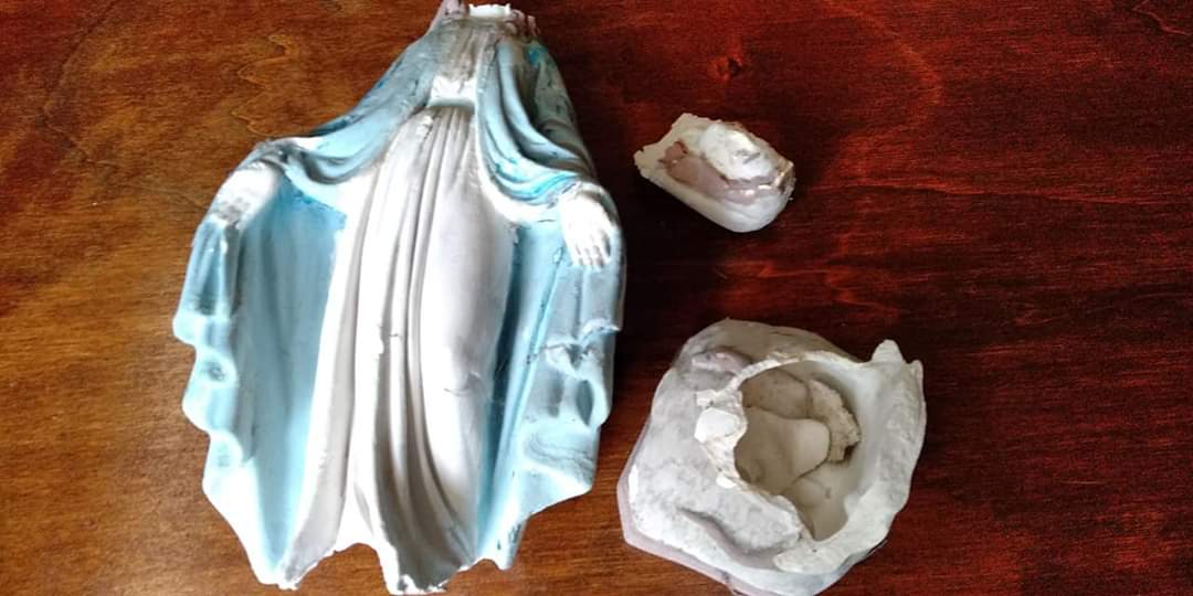 Cameri statua della Madonna lanciata in strada