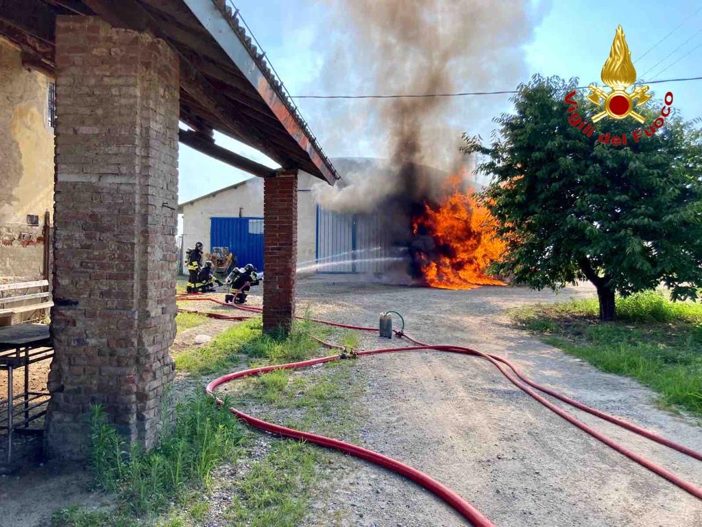 Paura a Casalino: in fiamme un serbatoio di gasolio