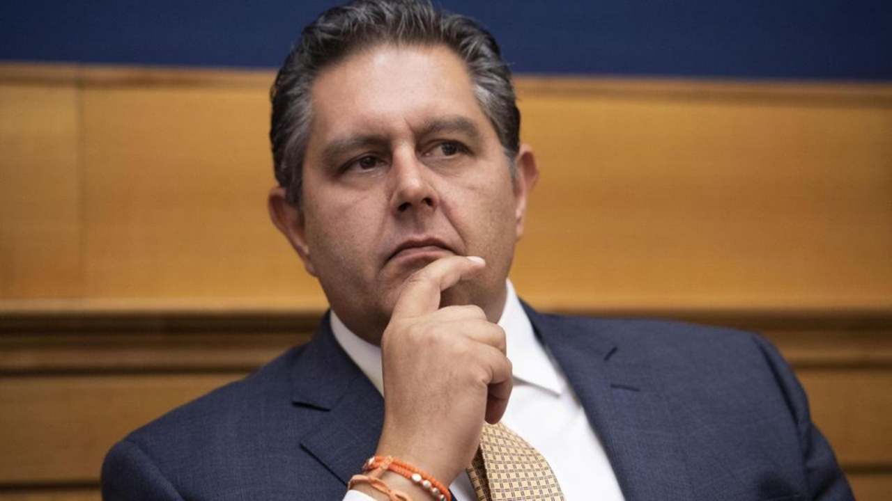 “Io ti sbudello!”: denunciato torinese No Vax per minacce al Governatore ligure Toti