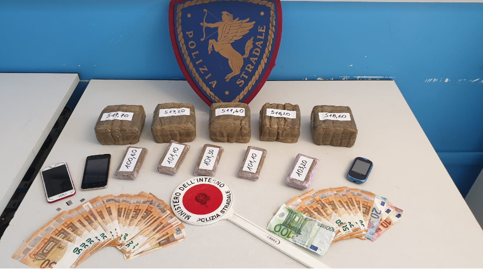 Stradale di Novara ferma auto sospetta: a bordo oltre 3 kg di hashish