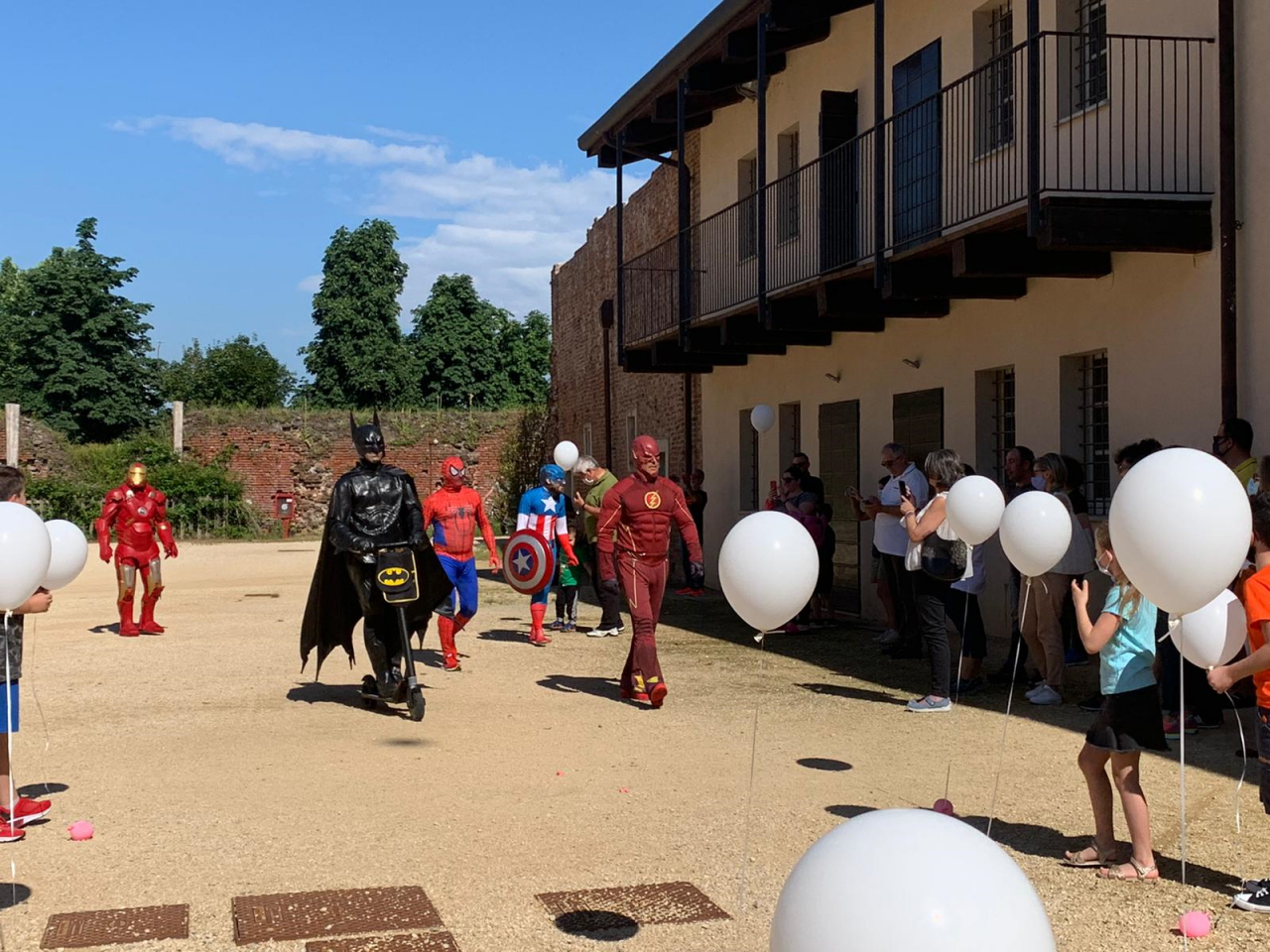 Castello di Novara: 334 palloncini verso il cielo per le vittime Covid