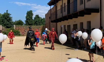Castello di Novara: 334 palloncini verso il cielo per le vittime Covid