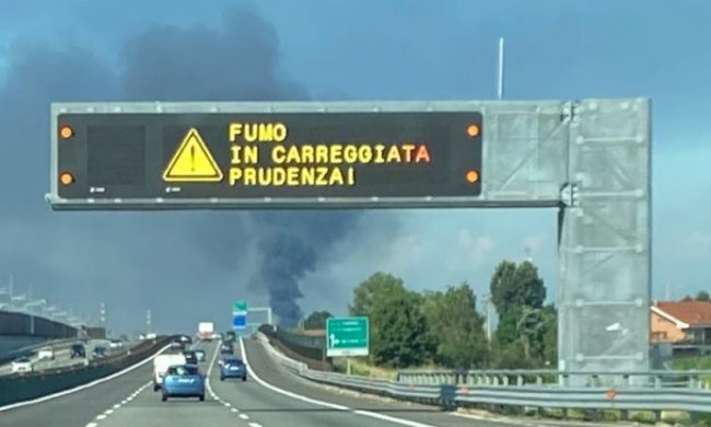 Maxi incendio a Settimo, messaggi di allerta sull’A4