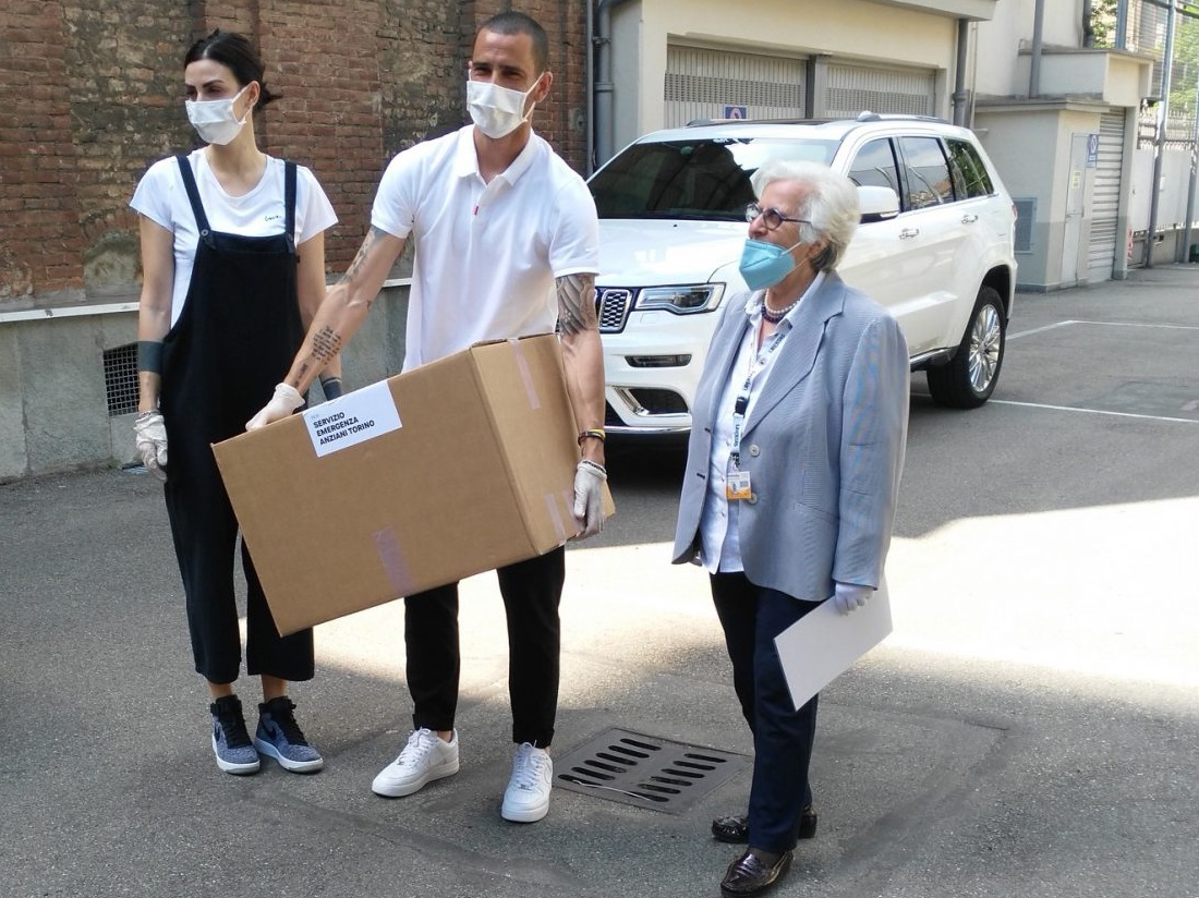 Leonardo Bonucci dona 1000 mascherine autografate al Servizio emergenza anziani