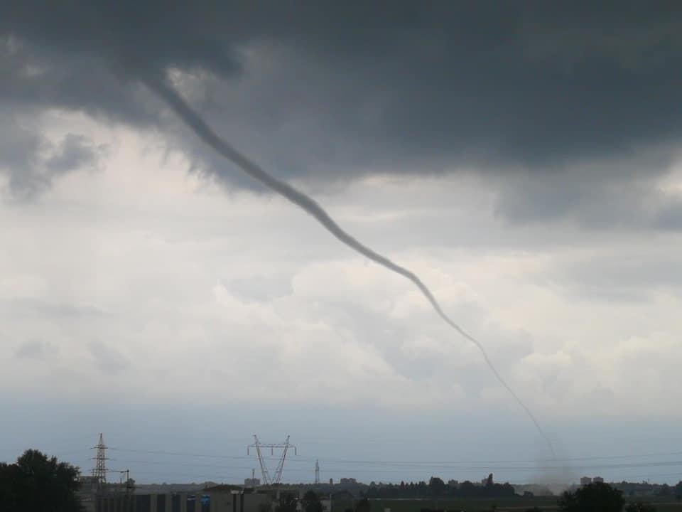 Tornado a Trecate: foto e video impressionanti