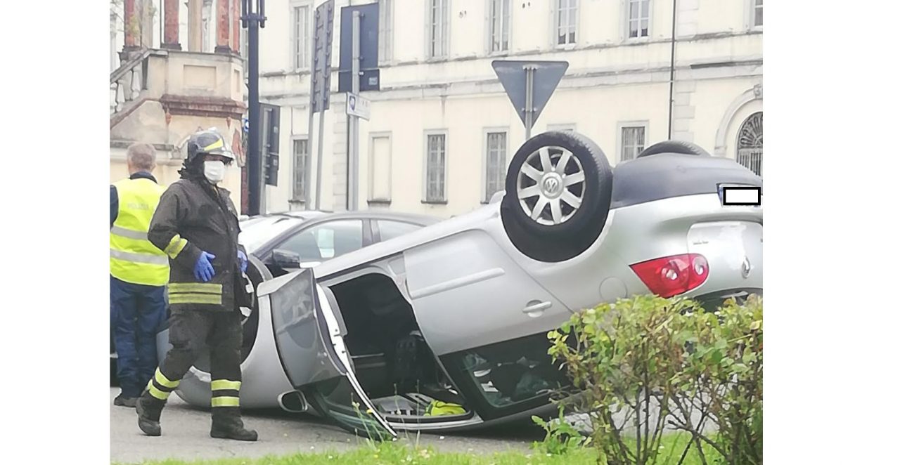 Novara auto si ribalta finendo nell’aiuola spartitraffico