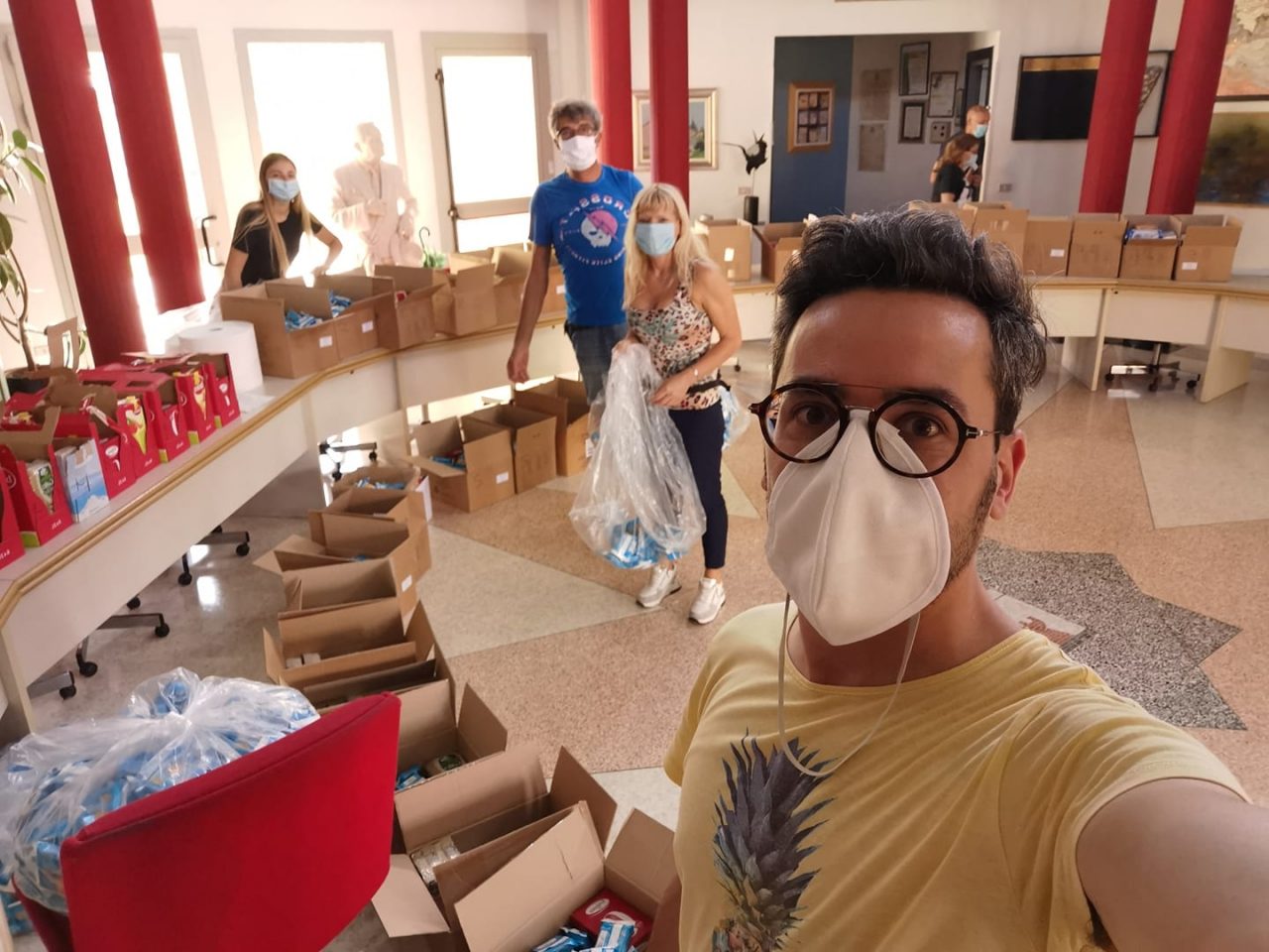 Pacchi alimentari in consegna alle famiglie di Pombia