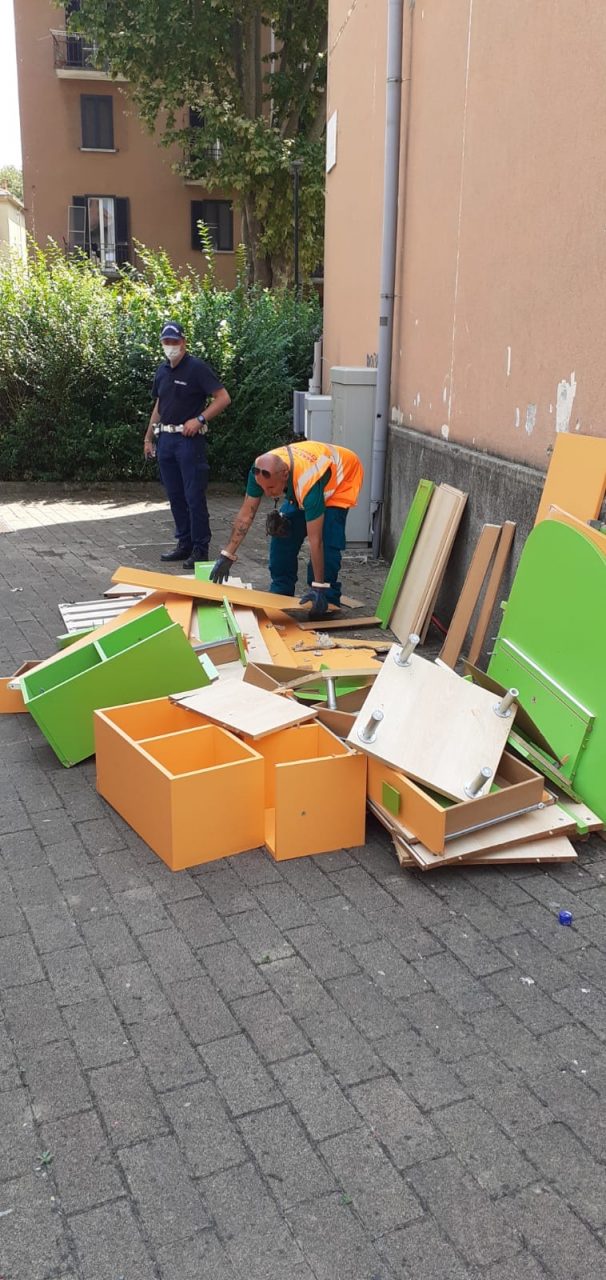 Novara mobili e rifiuti abbandonati: multata residente in via Tarantola