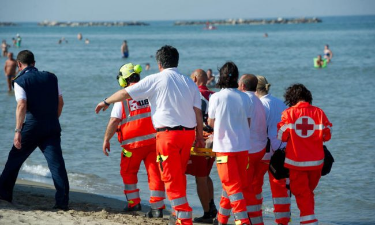 17enne muore annegata mentre fa il bagno in mare