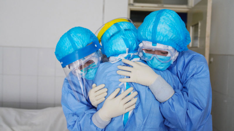 Coronavirus, il Piemonte sperimenta il farmaco giapponese Avigan ma il virologo Burioni: “Scemenze” | VIDEO