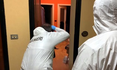 Trentenne uccide i propri genitori e poi vaga per strada con le mani insanguinate in stato di shock