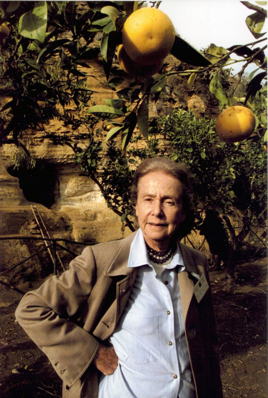 Giulia-Maria-Crespi-al-Giardino-della-Kolymbethra-Valle-dei-templi-AG-Foto-Peppe-Lopilato-2001©-FAI-Fondo-Ambiente-Italiano