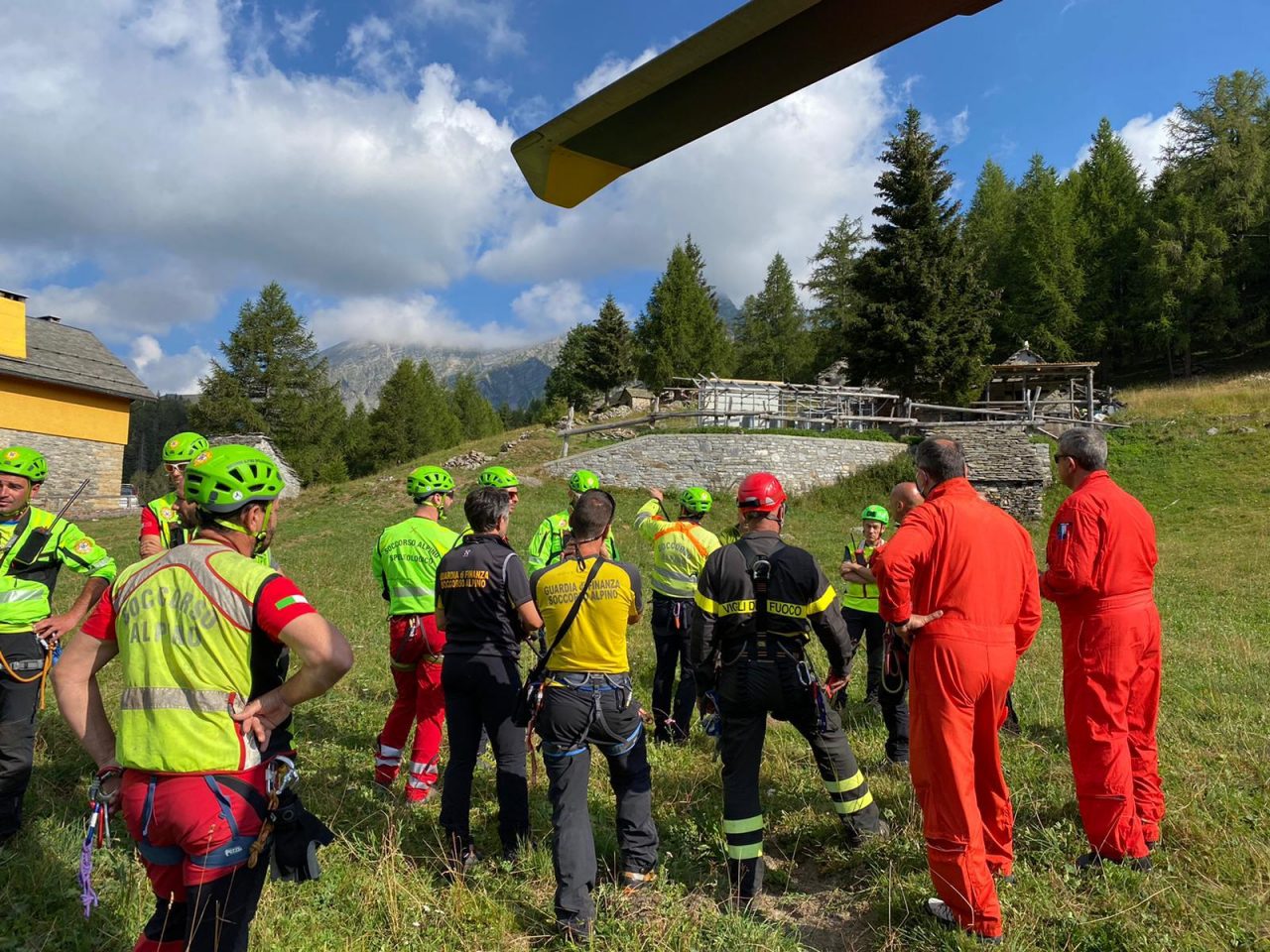 Disperso parapendista nei cieli ossolani