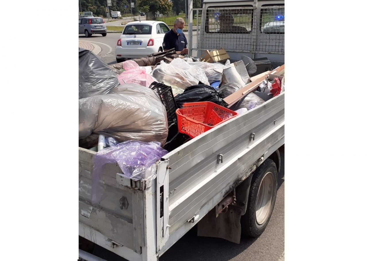 Novara beccato camion con rifiuti non tracciati: multa da 2600 euro