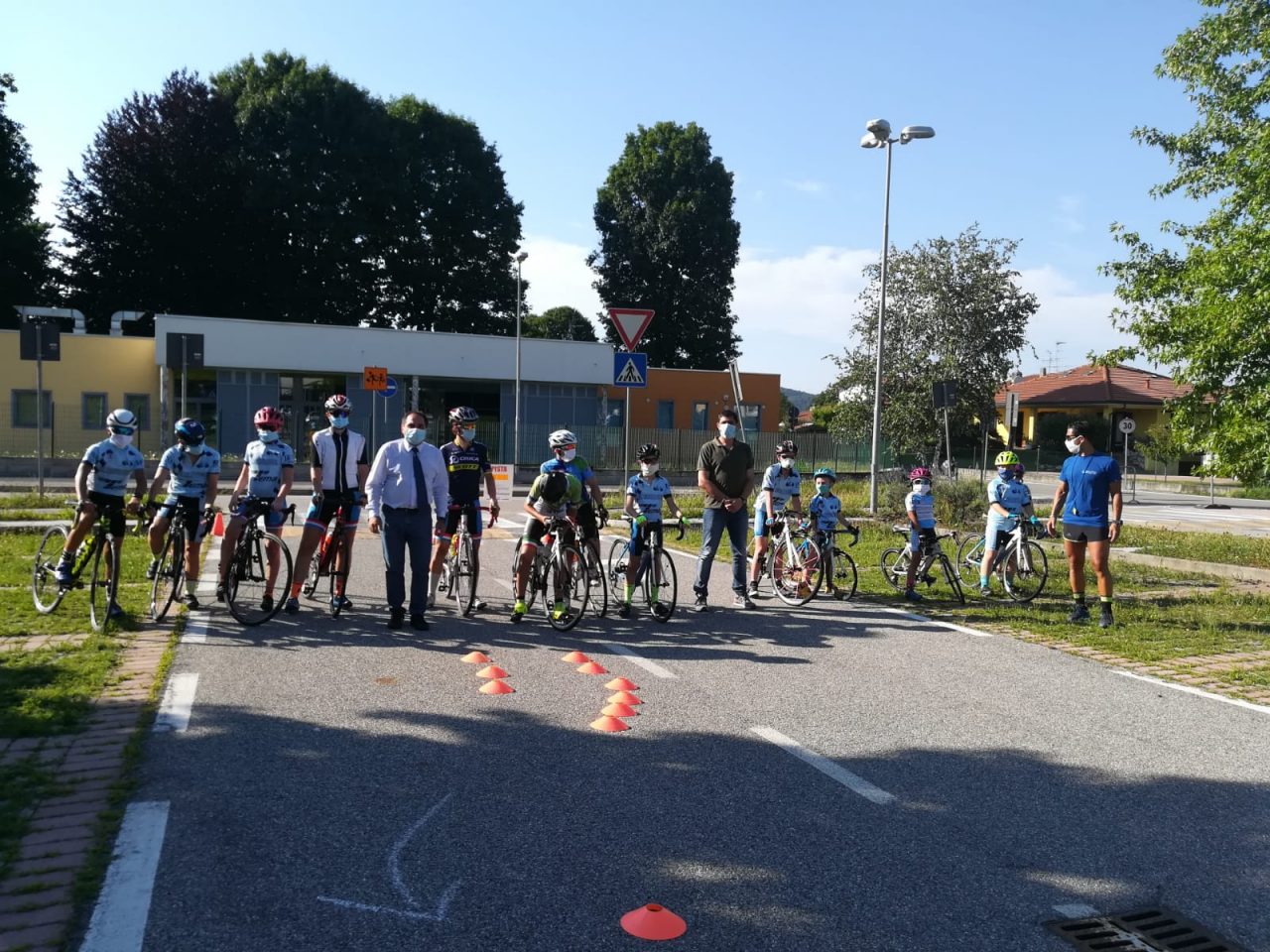 Ciclistica Castellettese si allena in piazzale Cosio