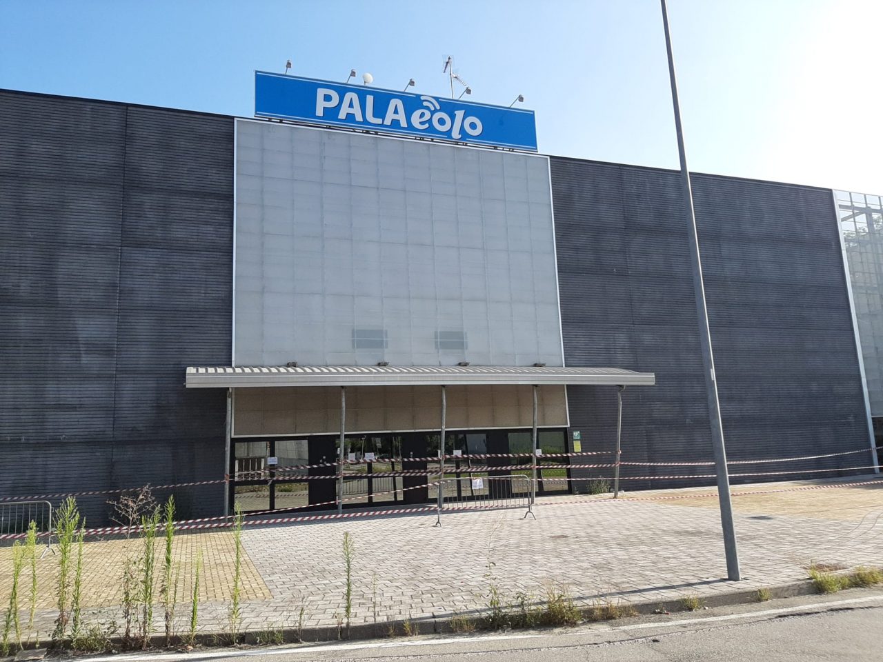 Carabinieri sequestrano il PalaEolo di Castelletto