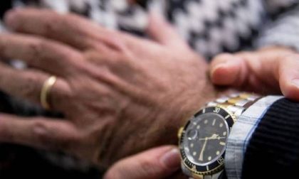 Avvenente signorina si finge disperata: abbraccia un uomo e gli ruba il Rolex