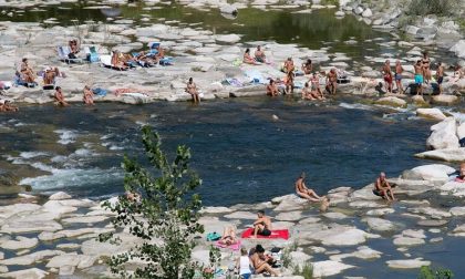 Nel Sesia “novarese” tutti a mollo solo coi piedi: ma c’è chi strappa i cartelli di divieto