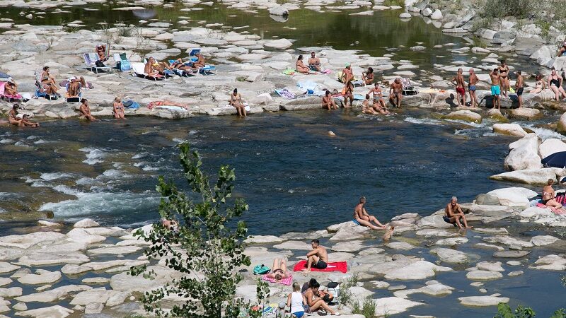 Nel Sesia “novarese” tutti a mollo solo coi piedi: ma c’è chi strappa i cartelli di divieto