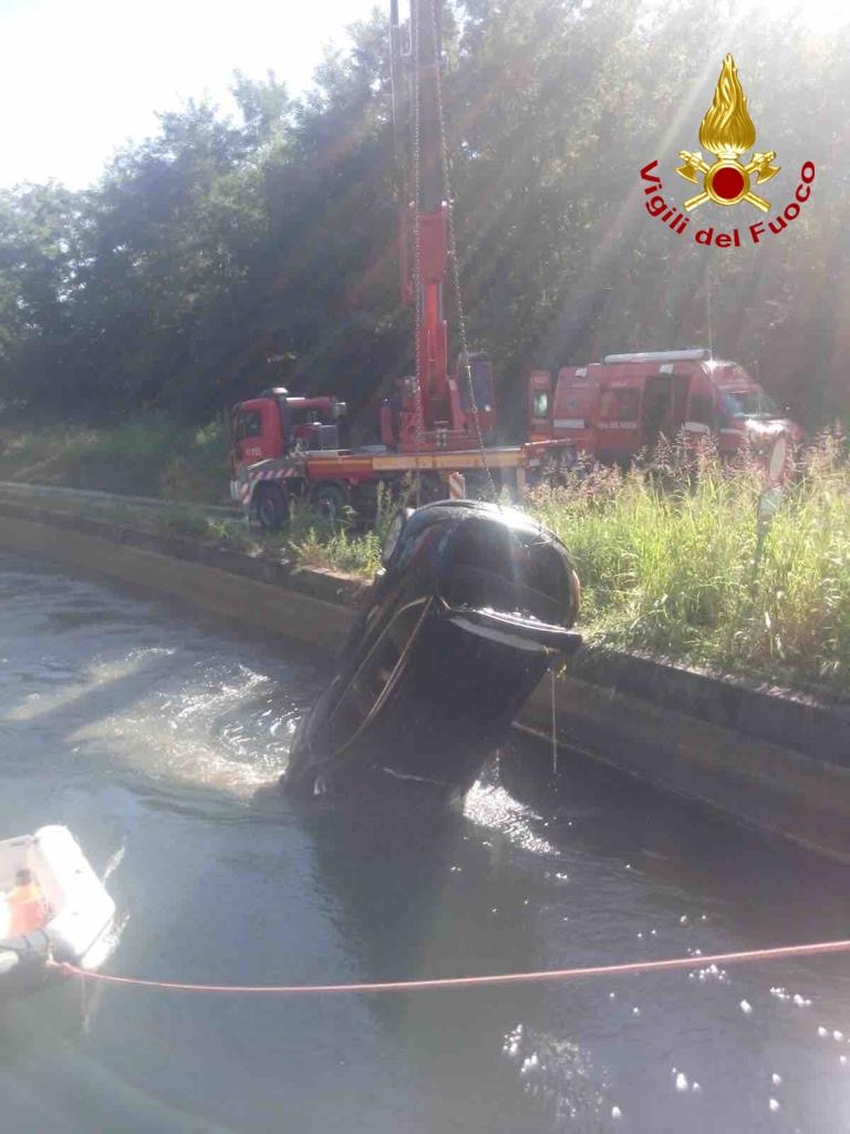 Oleggio vigili del fuoco recuperano auto nel canale Regina Elena