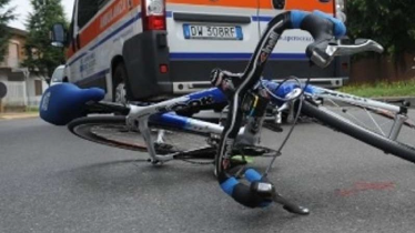 Folle gioco: lega la bici a una moto ma si schianta contro un palo, 14enne gravissimo