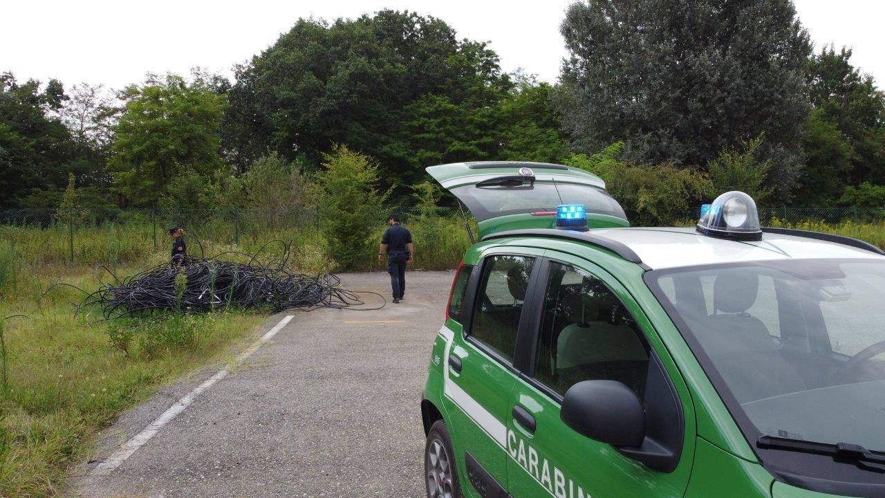 Sequestrati 10 metri cubi di rifiuti pericolosi e 200 pneumatici