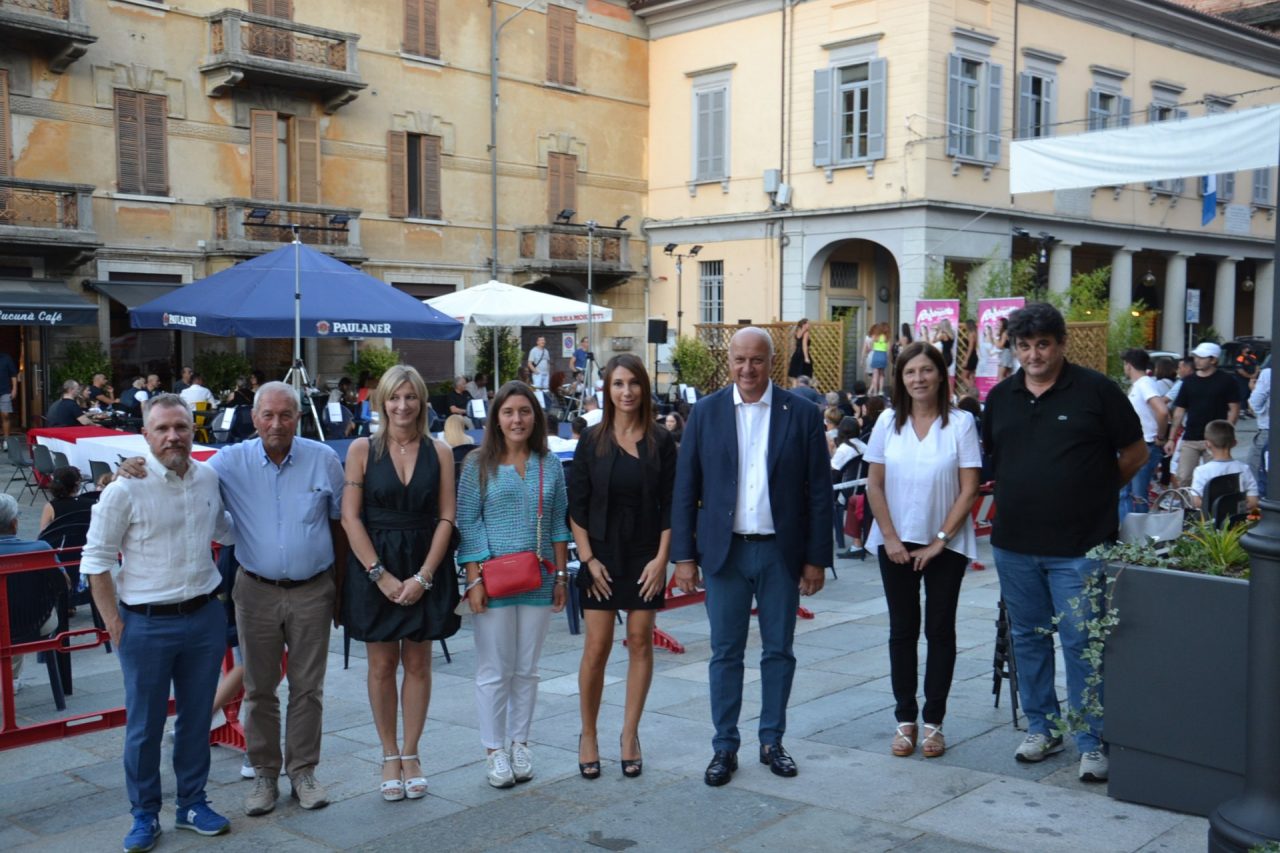 A Gozzano inaugurato il nuovo arredo urbano di piazza Matteotti