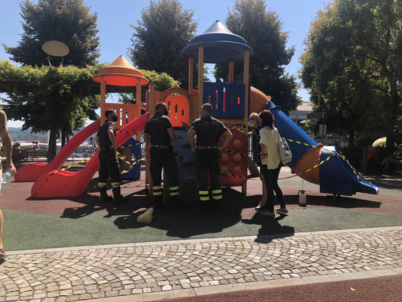 Arona nido di vespe al parco giochi: pronto intervento di comune, polizia municipale e vigili del fuoco