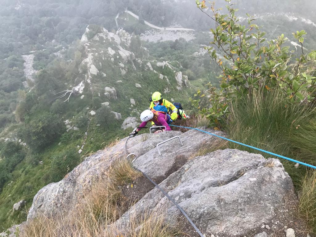 Donna bloccata in montagna su una ferrata salvata sopra Oropa