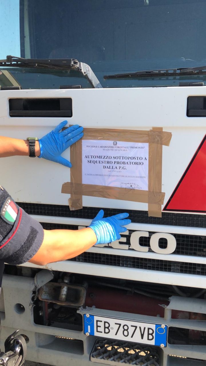 Sequestrato un camion pieno di alimenti confezionati mal conservati e trasportati assieme a rifiuti