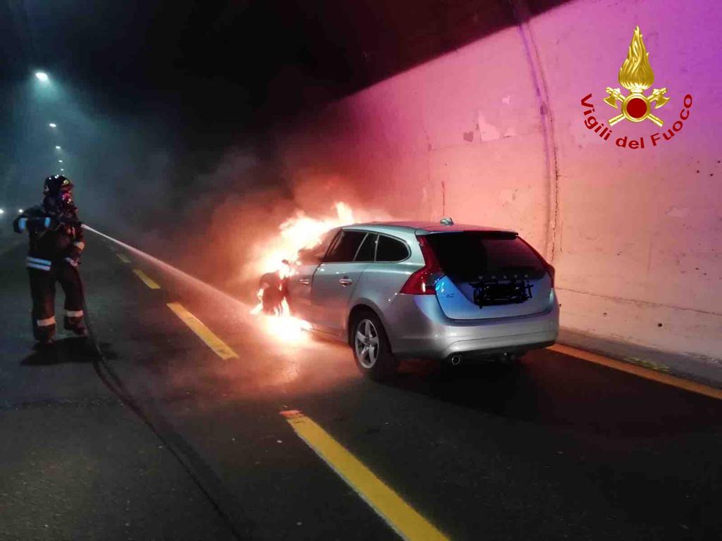 Arona auto in fiamme in galleria: traffico in tilt sulla A26