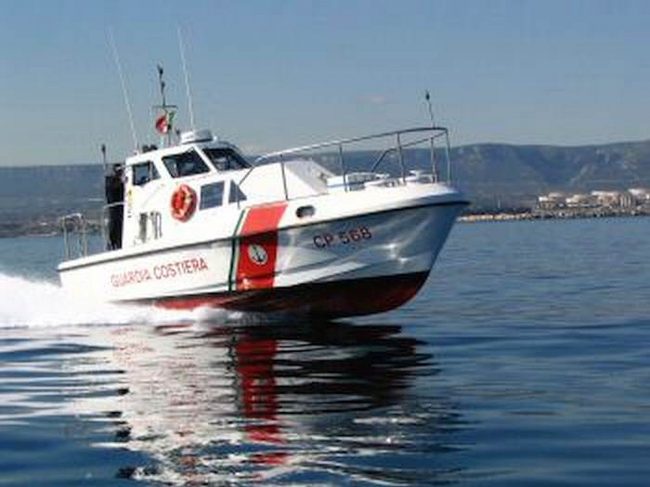 Catamarano sportivo si capovolge sul Lago Maggiore: soccorso dalla Guardia Costiera