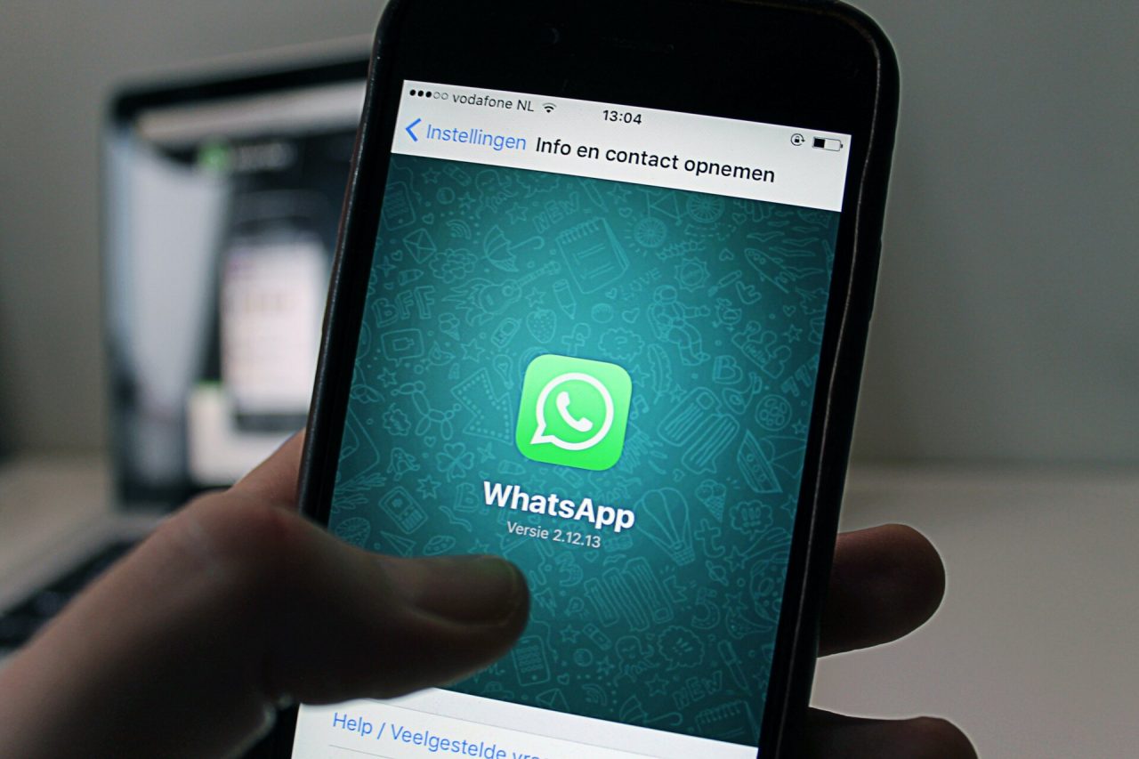 WhatsApp, due trucchi sulla posizione GPS e le spunte blu