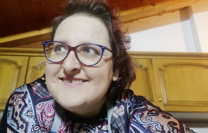 Folla di amici per l’addio a Valentina: “Ha seminato tanti frammenti di bene”