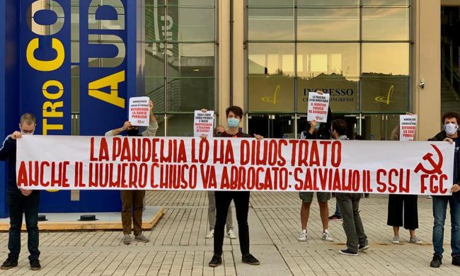 Al via i test di Medicina: studenti in fila e proteste per il numero chiuso