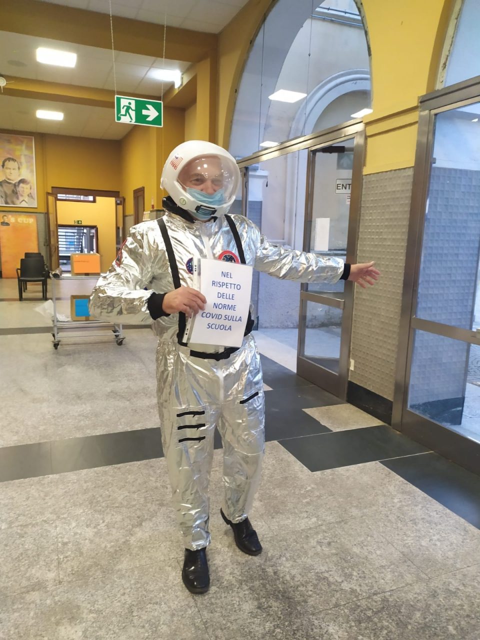 Il preside del Don Bosco di Borgomanero vestito da astronauta per il primo giorno di scuola