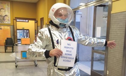 Il preside del Don Bosco di Borgomanero vestito da astronauta per il primo giorno di scuola