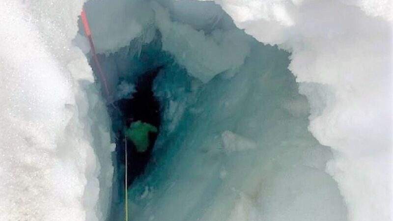 Due notti in crepaccio con pantaloni corti: salvataggio-miracolo per una donna