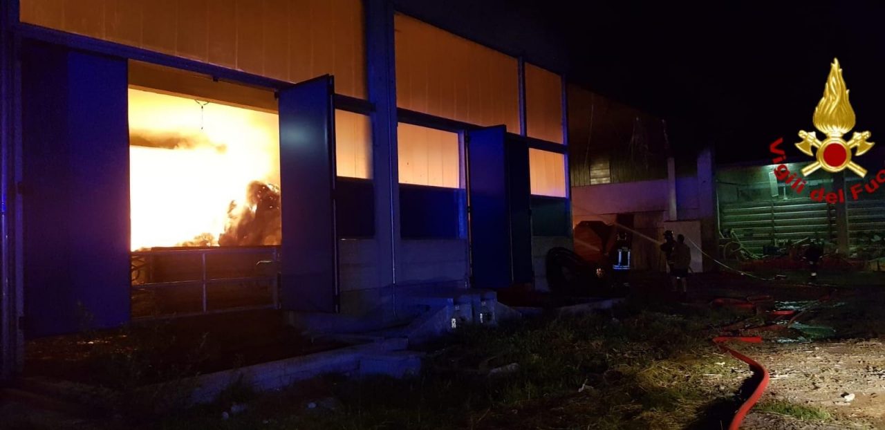 Oleggio incendio in una azienda agricola FOTO