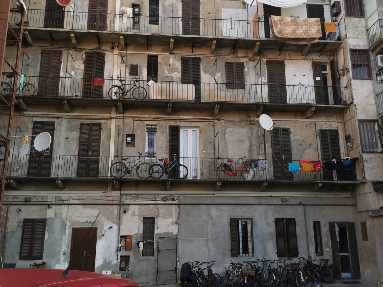 Novara controllato stabile in corso Milano: 38 persone identificate