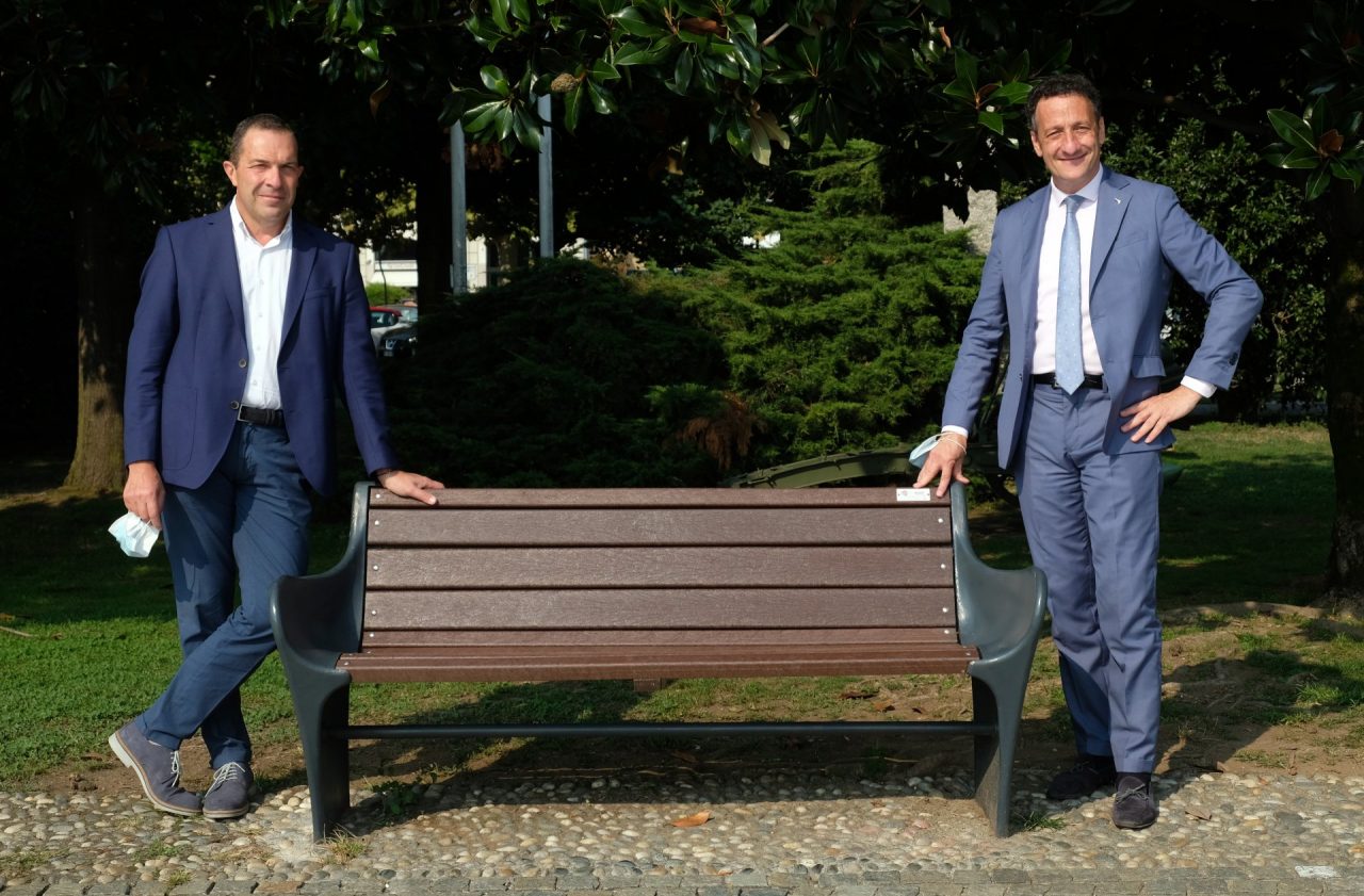 Arona nuovo look al lungolago: panchine e ponte pedonale in plastica riciclata