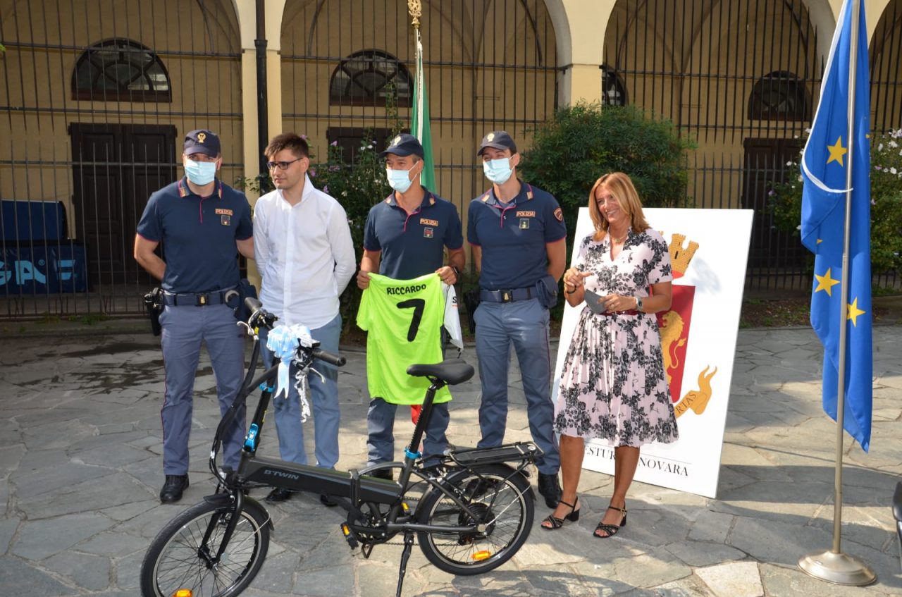 “Grazie alla Polizia di Stato di Novara Riccardo ha realizzato il sogno di essere Poliziotto per un giorno”.