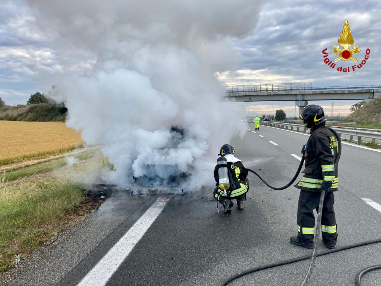 Auto in fiamme a Novara: tangenziale bloccata verso Vercelli