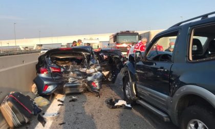 Grave incidente in autostrada: auto distrutte e due persone incastrate