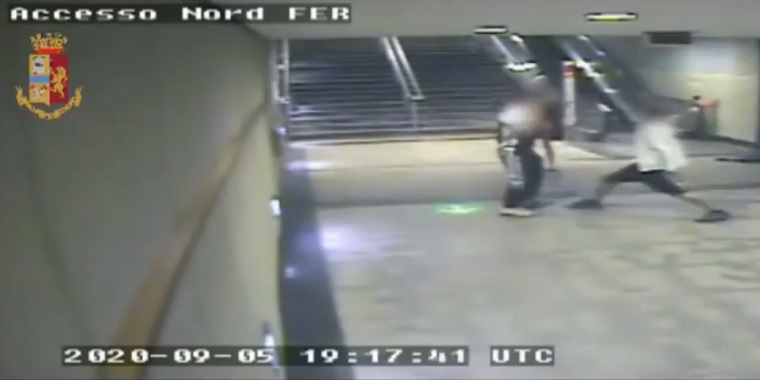 Agghiacciante tentato omicidio con una roncola alla stazione della metro | VIDEO