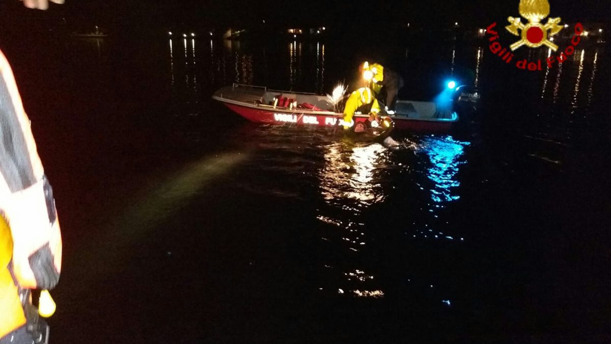 Si zavorra lo zaino e si butta nel Lago Maggiore: la tragedia annunciata con un sms