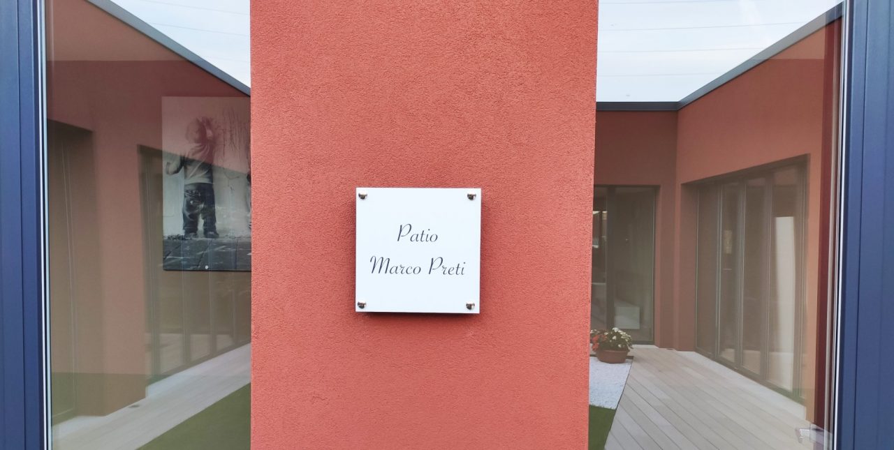 Il patio di Casa Irene è dedicato al designer Marco Preti