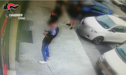 Finto prete ruba la pensione a una coppia di anziani e se la gioca alle slot machine VIDEO