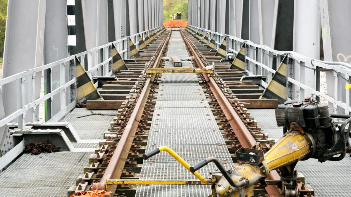 Crollo ponte Romagnano: affittare la passerella del treno costerebbe 32mila euro al mese
