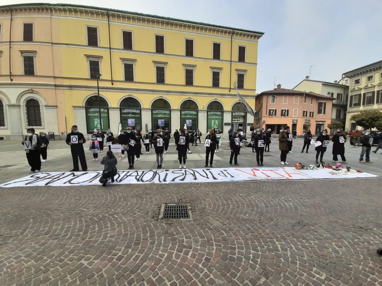 Il mondo della danza e dello sport novarese in piazza Gramsci contro il Dpcm